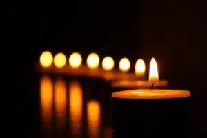 Créer une ambiance romantique inoubliable : l’astuce des bougies et des lumières