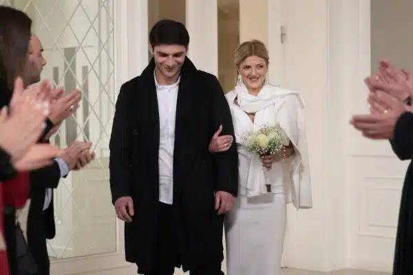 Trucs et astuces pour bien porter une robe de mariage civil colorée