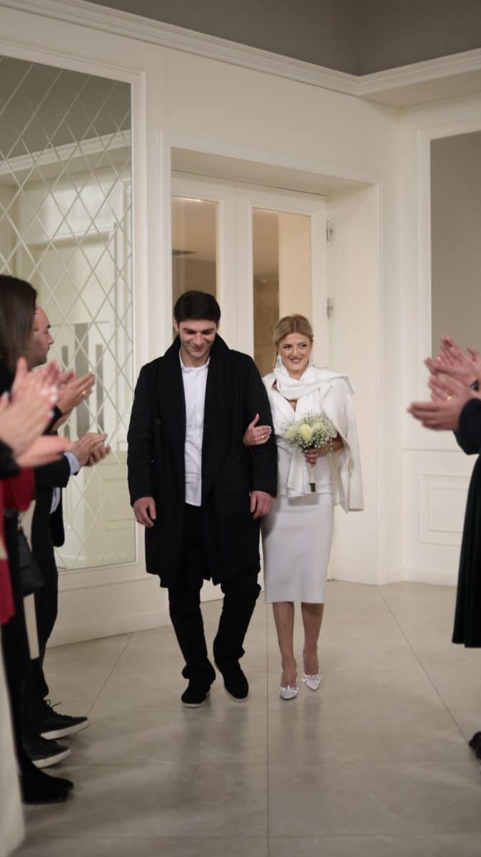 Trucs et astuces pour bien porter une robe de mariage civil colorée