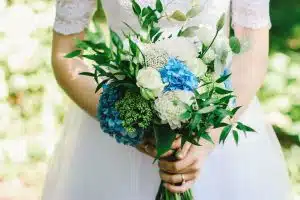 Décorez votre mariage avec élégance grâce aux fleurs fraîches et séchées