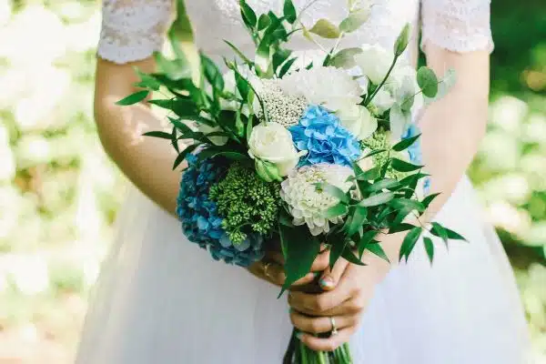 Décorez votre mariage avec élégance grâce aux fleurs fraîches et séchées