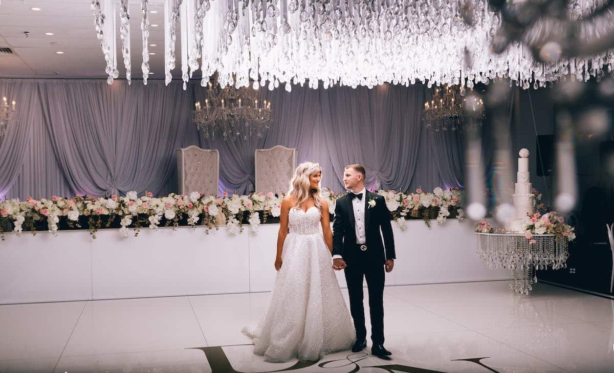 Créer l’ambiance parfaite pour une réception romantique dans votre salle