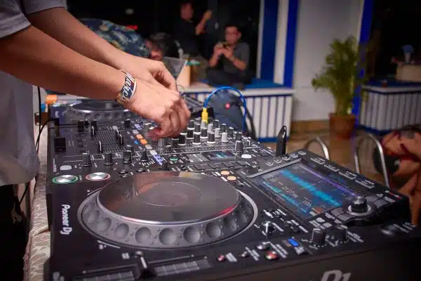 Les étapes clés pour rechercher un bon DJ pour votre mariage